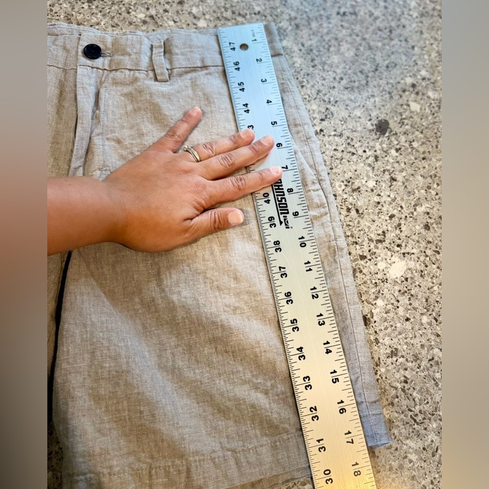 Banana Republic l Aiden Short l Size: 32 - Picture 7 of 10